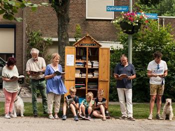 Mevrouw Hahn beheert een openbare boekenkast in Mariagewanden in Hoensbroek